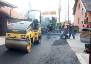 ASFALTIRANJE CESTE  (KAMNA GORICA) 02 FOTO LJUBO VUKELIČ